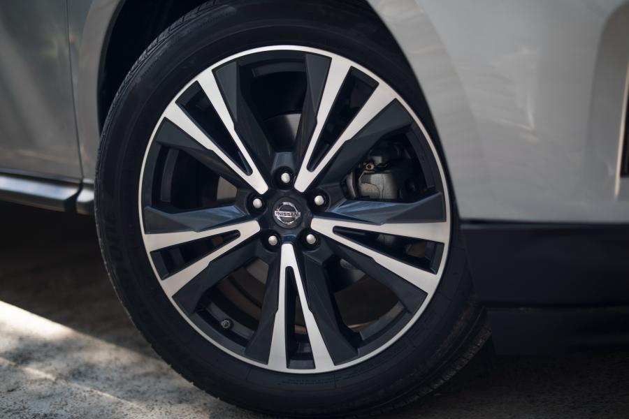 Колеса Nissan Pathfinder 2017 года  (LA) (фото 31 из 32)